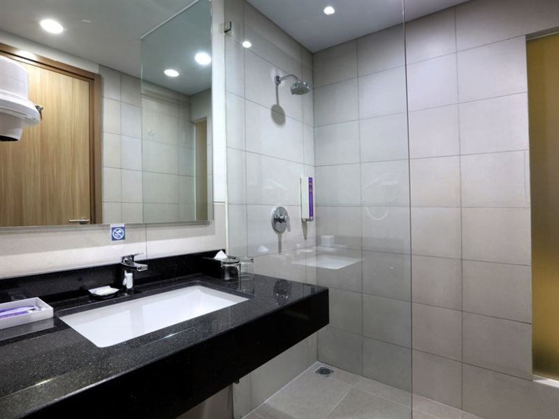 Quest Prime Cikarang By Aston Hotel Bekasi Buitenkant foto