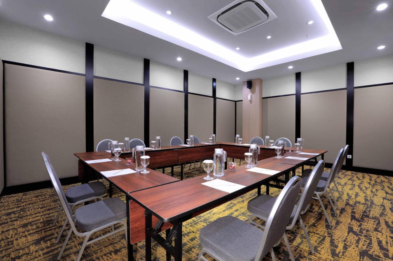 Quest Prime Cikarang By Aston Hotel Bekasi Buitenkant foto